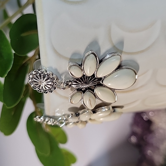 🔥LAST PAIR🔥 Stagecoach Howlite Boho Drop Earrings - Picture 3 of 5